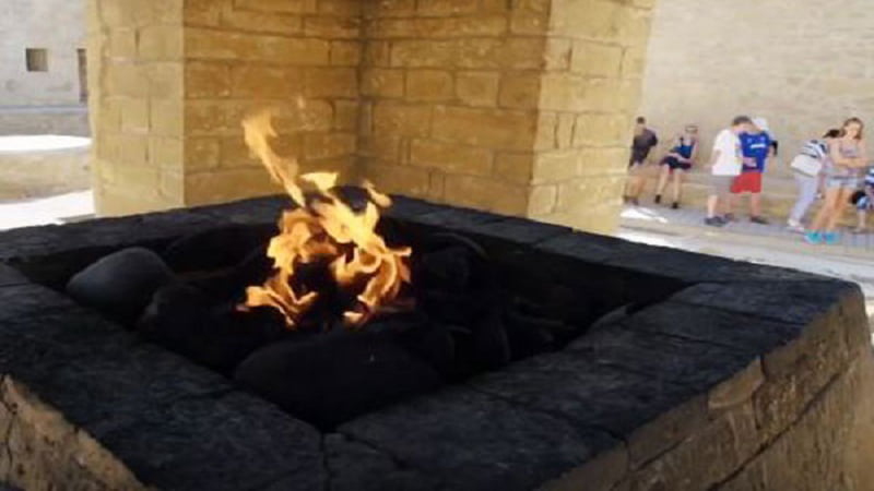 যেখানে ৪ হাজার বছর ধরে জ্বলছে আগুন, ঝড় তুফানেও নেভে না!