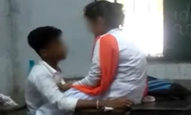 ক্লাসের মধ্যে অন্তরঙ্গ অবস্থায় ছাত্র-ছাত্রী, এরপর…