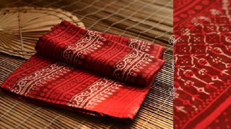 মাত্র ১০ টাকায় শাড়ি কিনতে ক্রেতাদের ভীড়!