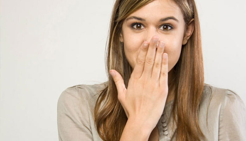 জেনে রাখুন চটজলদি হেঁচকি বন্ধ করার ১০টি দারুণ উপায়