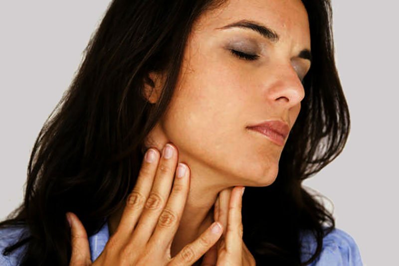 গলায় সমস্যা? জেনে নিন থাইরয়েড ক্যানসার কি না!