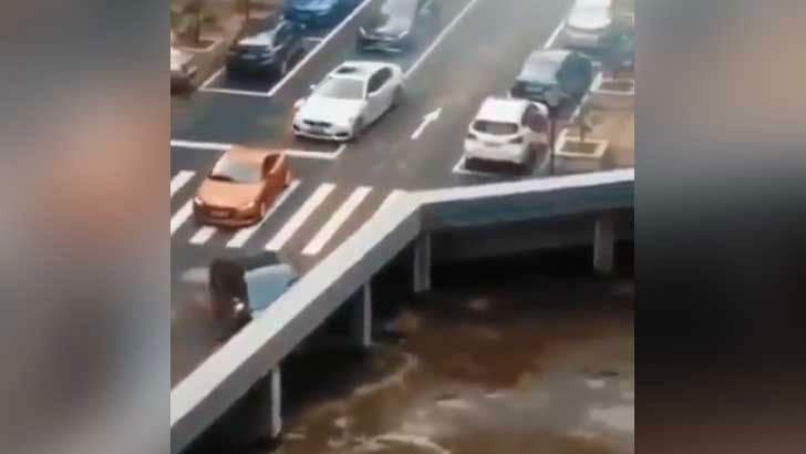 ব্রিজ থেকে নদীতে গায়েব হচ্ছে একের পর এক গাড়ি! ভিডিও ভাইরাল