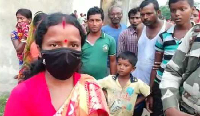 Chandana Bauri : পাশে থাকার বার্তা দিয়ে ১৫০টিরও বেশি পরিবারের হাতে ত্রান তুলে দিলেন বিধায়ক চন্দনা বাউড়ি - West Bengal News 24