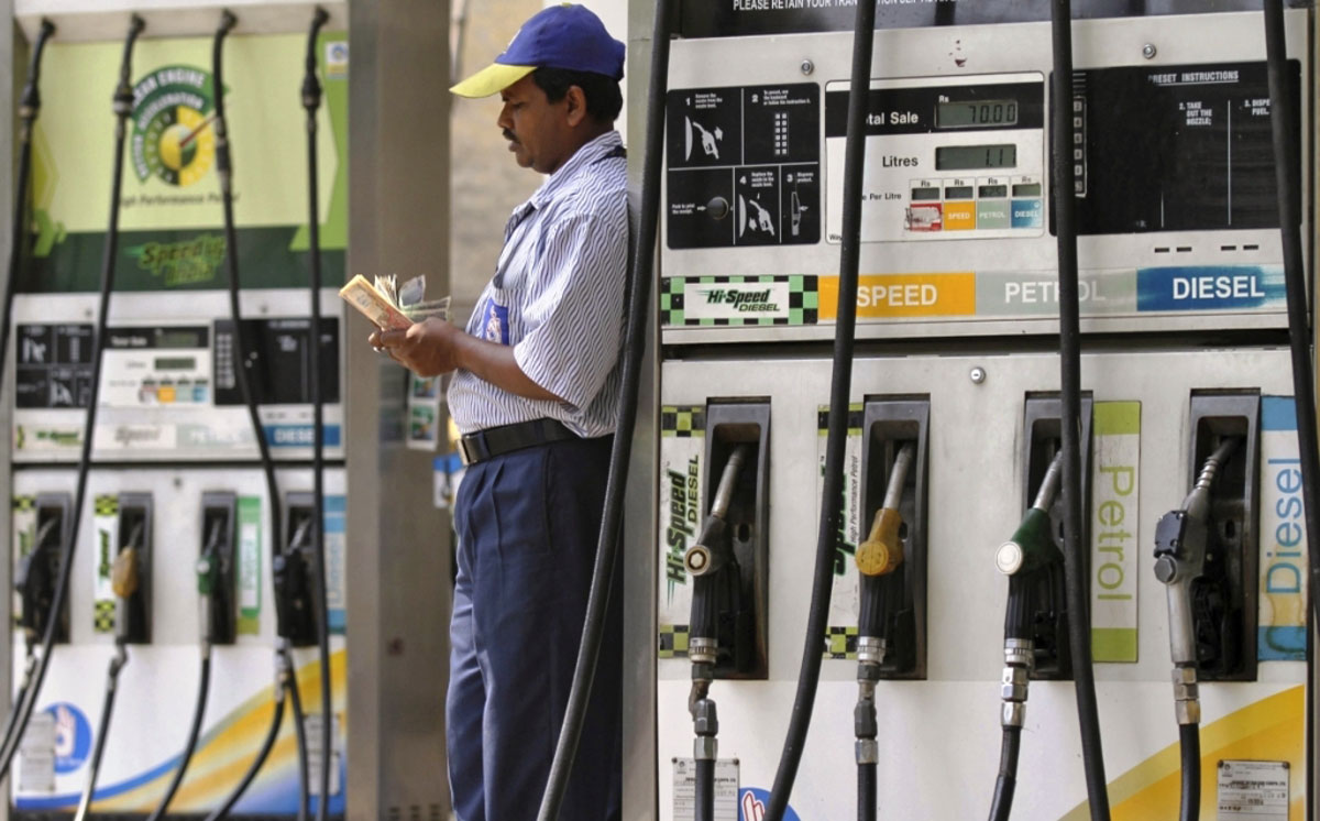 Petrol-Diesel Price Hike : পরপর চার দিন মূল্যবৃদ্ধি পেট্রপণ্যের, কলকাতায় পেট্রলের দাম রেকর্ড করল - West Bengal News 24