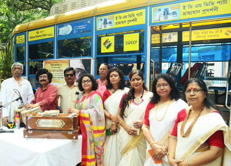 বিদ্রোহী কবিতা-প্রকাশের শতবর্ষে ছায়ানট (কলকাতা) – এর ঐতিহ্যবাহী ট্রামে অনুষ্ঠান - West Bengal News 24