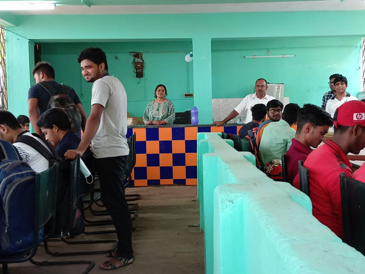 Jhargram Raj College : পড়ুয়াদের রসনাতৃপ্তিতে ৫০ টাকায় ফ্রায়েড রাইস-চিলি চিকেন! - West Bengal News 24