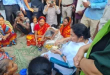 Mamata Banerjee : ট্যাংরা মাছ দিয়ে ভাত খেতে খেতেই গ্রামবাসীর সমস্যা শুনলেন মমতা - West Bengal News 24