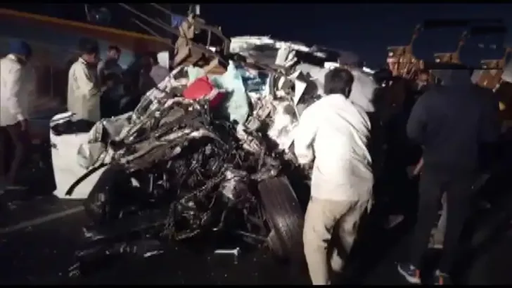Gujrat Bus Accident : গুজরাটে দুই বাসের মুখোমুখি সংঘর্ষ, নিহত ৯ - West Bengal News 24
