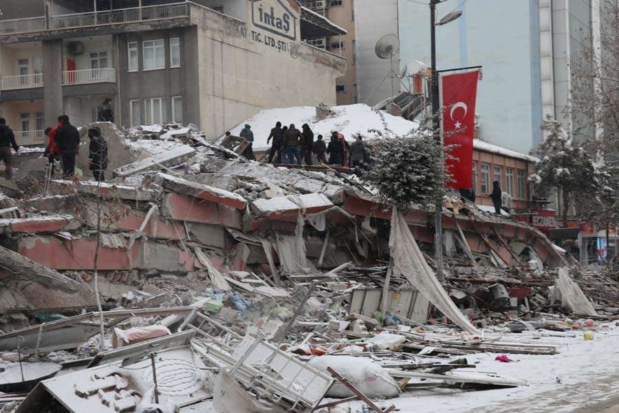 Turkey Earthquake : ভয়াবহ ভূমিকম্পের পর সুনামির ধাক্কা, তাপমাত্রা কোথাও তিন ডিগ্রিতে আবার কোথাও হিমাঙ্কের নিচে - West Bengal News 24