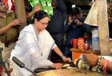 Mamata Banerjee : চা বিক্রি, চপ, ফুলুরি ভাজার পর ত্রিপুরায় শিঙ্গাড়া ভাজতে ময়দার লেচি বেললেন মমতা - West Bengal News 24