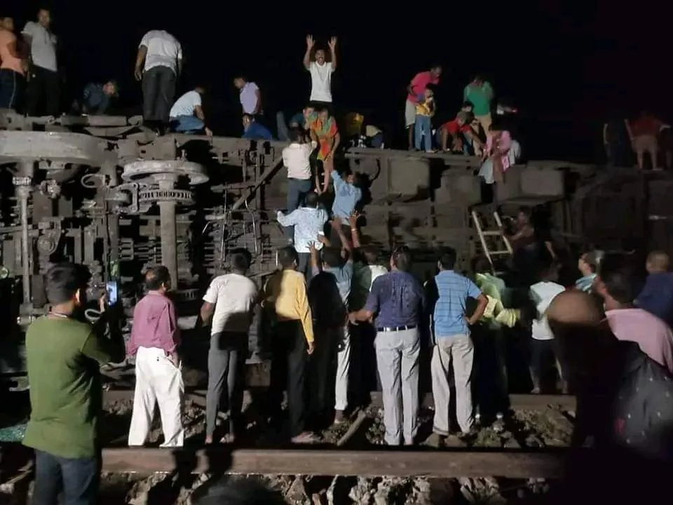Coromandel Express Accident News : ভয়াবহ দুর্ঘটনার কবলে চেন্নাইগামী করমণ্ডল এক্সপ্রেস, সংঘর্ষে বেলাইন অধিকাংশ কামরা - West Bengal News 24