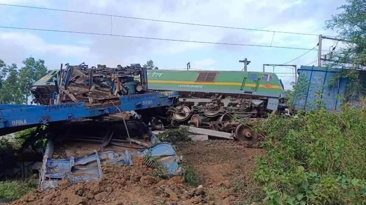 Train Accident in Bankura : বাঁকুড়ায় দুই মালগাড়ির সংঘর্ষ, দাঁড়িয়ে থাকা মালগাড়ির উপরে অন্য মালগাড়ির ইঞ্জিন - West Bengal News 24