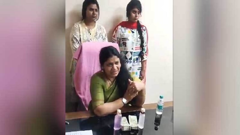 ঘুষের টাকাসহ হাতেনাতে ধরা সরকারি কর্মকর্তা - West Bengal News 24