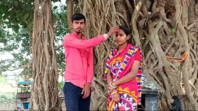পরকীয়ায় আসক্ত স্ত্রী-কে তাঁর প্রেমিকের হাতে তুলে দিয়ে দুজনের বিয়ে দিলেন স্বামী - West Bengal News 24
