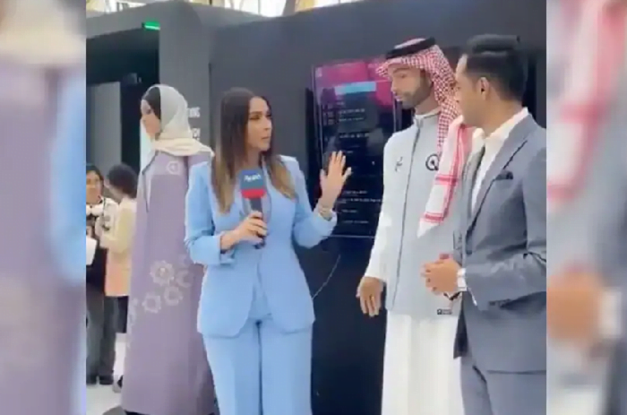 লাইভ চলাকালে পুরুষ রোবটের হয়রানির শিকার নারী উপস্থাপক! - West Bengal News 24 লাইভ চলাকালে পুরুষ রোবটের হয়রানির শিকার নারী উপস্থাপক! - West Bengal News 24