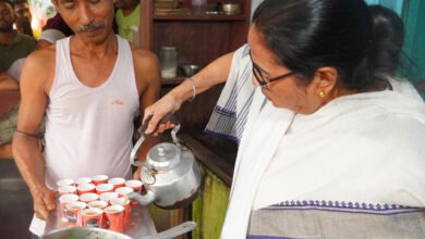 চালসায় গিয়ে জনসংযোগ, চা বানিয়ে খাওয়ালেন সকলকে! স্থানীয়দের সমস্যা শুনলেন ঘরের মেয়ে মমতা - West Bengal News 24