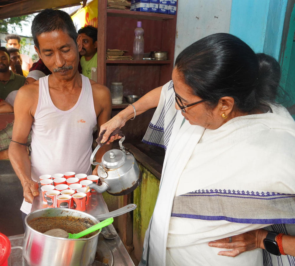 চালসায় গিয়ে জনসংযোগ, চা বানিয়ে খাওয়ালেন সকলকে! স্থানীয়দের সমস্যা শুনলেন ঘরের মেয়ে মমতা - West Bengal News 24