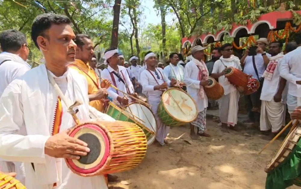 ‘বাহা মাঃ মড়ে’ উৎসবে মাদল বাজিয়ে নজর কাড়লেন বিজেপি প্রার্থী - West Bengal News 24