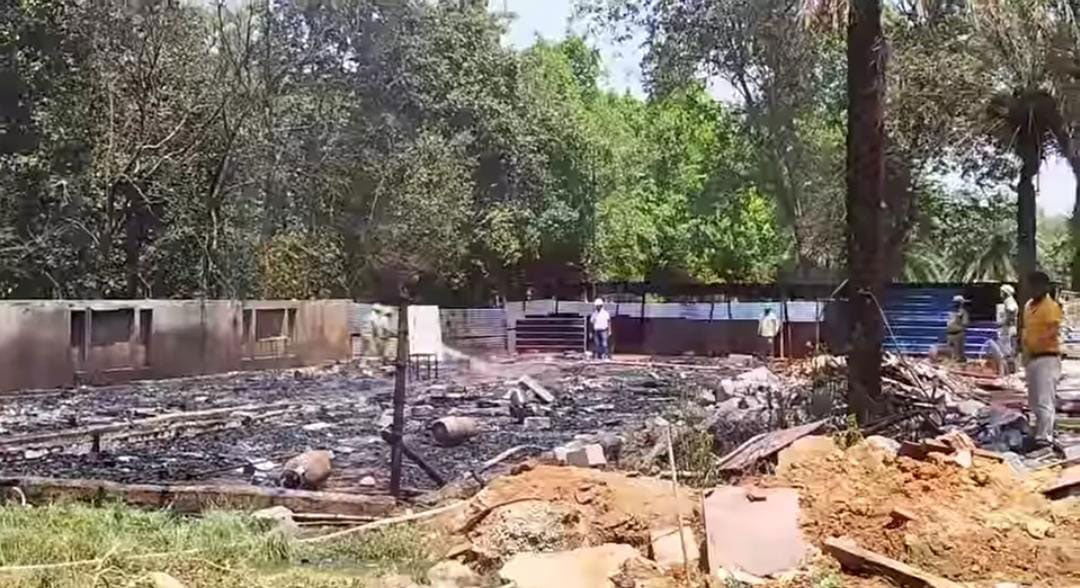 ঝরা শালপাতায় আগুন লাগানোয় বিপত্তি, আগুনে ভস্মীভূত নির্মীয়মান মেডিক্যাল কলেজের শ্রমিক ছাউনি - West Bengal News 24