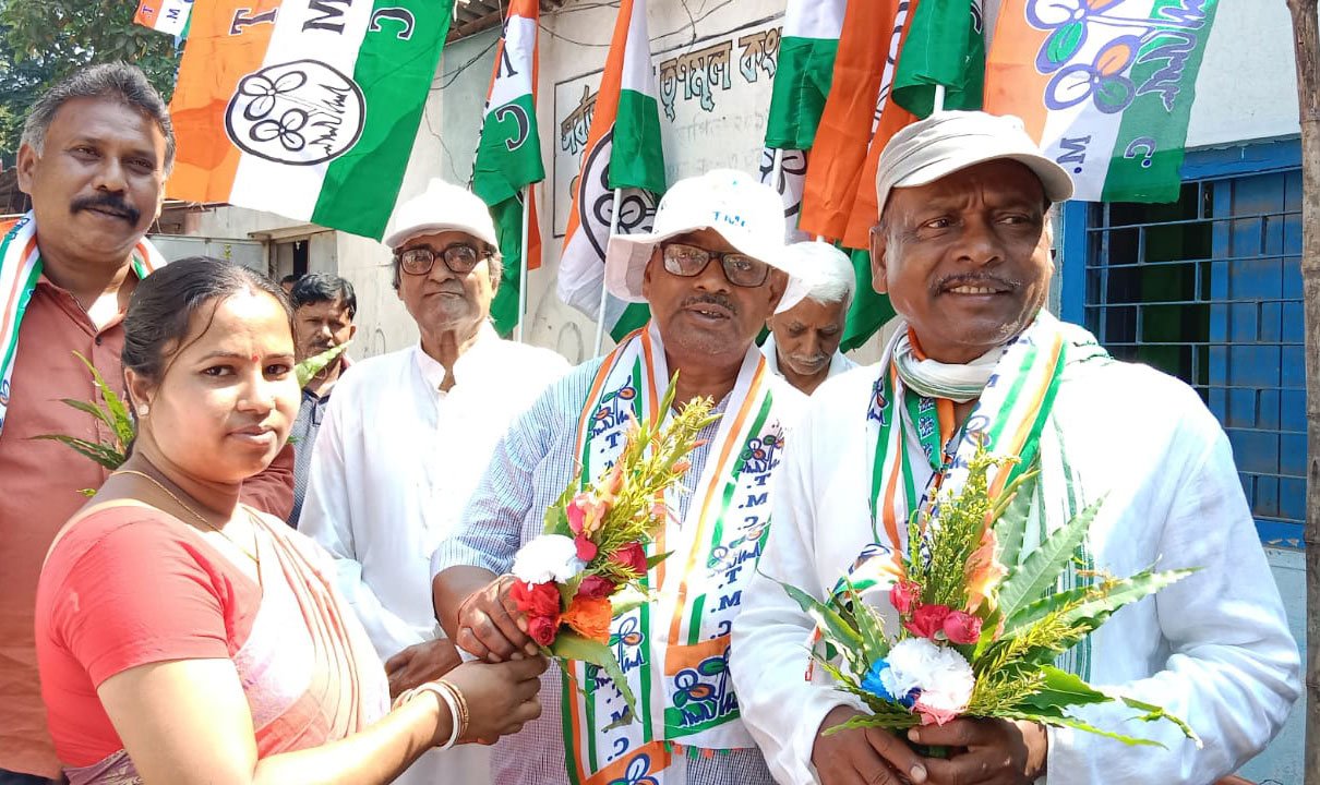 দলের শহর সভাপতিকে নিয়ে প্রচার করলেন ঝাড়গ্রামের তৃণমূল প্রার্থী - West Bengal News 24 দলের শহর সভাপতিকে নিয়ে প্রচার করলেন ঝাড়গ্রামের তৃণমূল প্রার্থী - West Bengal News 24