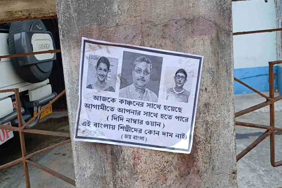 ‘কাঞ্চনের মতোই অবস্থা হবে আপনার….!’ হুগলীতে রচনার ছবি দিয়ে পড়ল পোস্টার - West Bengal News 24