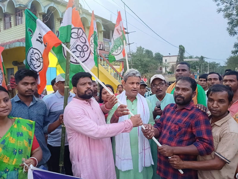 সাঁকরাইলে সিপিএমের ঘর ভাঙল তৃণমূল, পঞ্চায়েতের সিপিএম প্রার্থী সহ ছ’টি পরিবারের দলবদল - West Bengal News 24