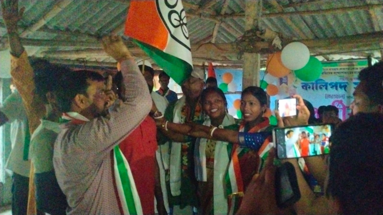 শাসক দলের প্রার্থীর হাত ধরে তৃণমূলে বিজেপির বুথ সভাপতি - West Bengal News 24