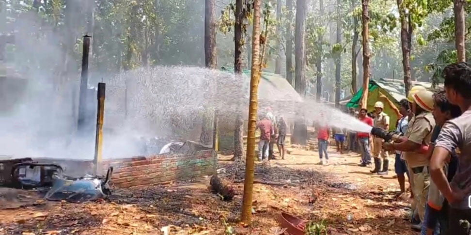 পৌরসভার রবীন্দ্র পার্কে দাউ দাউ আগুন নেভাল দমকল - West Bengal News 24