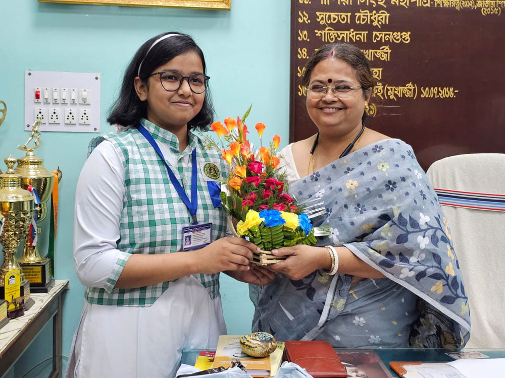 মাধ্যমিকে রাজ্যে নবম ঝাড়গ্রাম রাণী বিনোদমঞ্জরীর অন্বেষা ঘোষ - West Bengal News 24