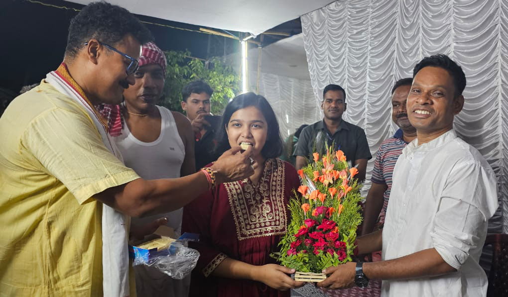 মাধ্যমিকের কৃতী সংবর্ধনায় স্কুলে তৃণমূল প্রার্থী, বাড়িতে বিজেপি প্রার্থী - West Bengal News 24