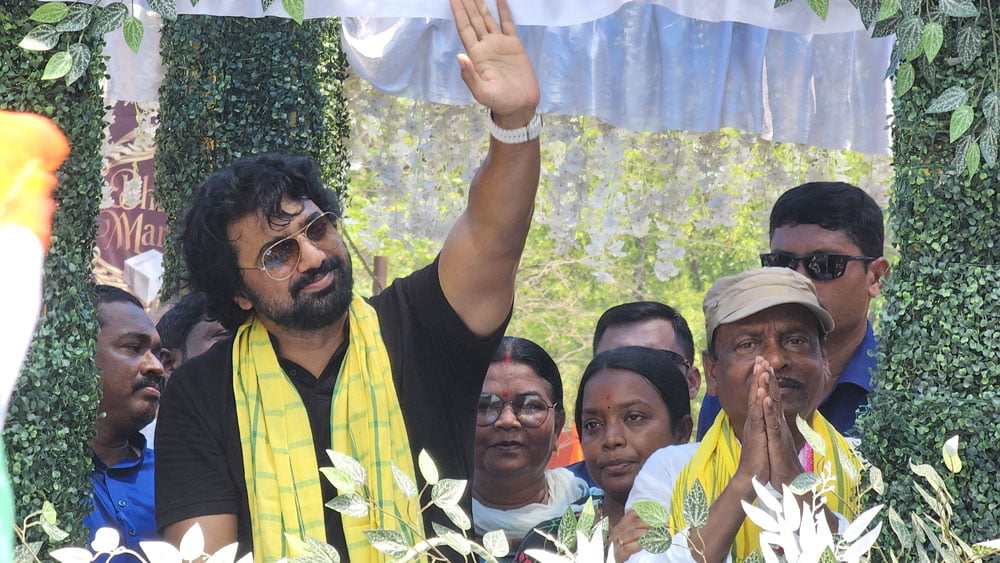 ঝাড়গ্রামের তৃণমূল প্রার্থীর সমর্থনে তারকা অভিনেতা দেবের নির্বাচনী রোড শোয়ে জনজোয়ার - West Bengal News 24