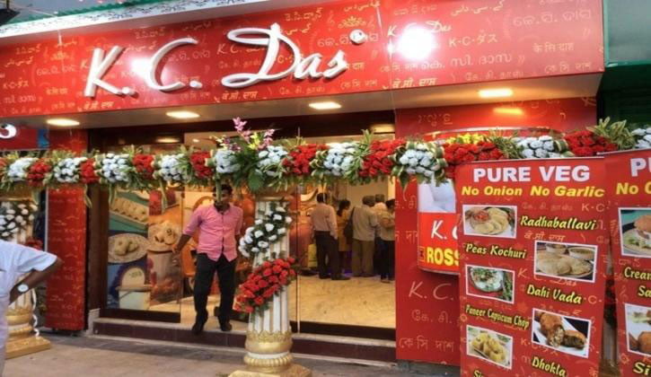 কে সি দাসের মিষ্টি দোকানে হানা দিল কলকাতা পুরসভা ! মিষ্টির নমুনা সংগ্রহ - West Bengal News 24