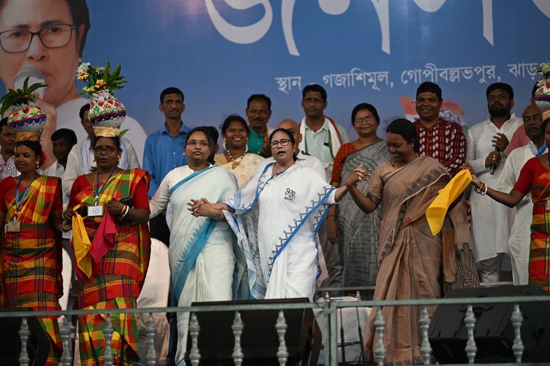 মঞ্চে চপ্পল ছিঁড়ল মুখ্যমন্ত্রীর, সেফটিপিন লাগিয়ে জুড়লেন নাচ - West Bengal News 24