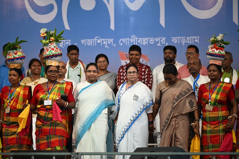 মঞ্চে চপ্পল ছিঁড়ল মুখ্যমন্ত্রীর, সেফটিপিন লাগিয়ে জুড়লেন নাচ - West Bengal News 24