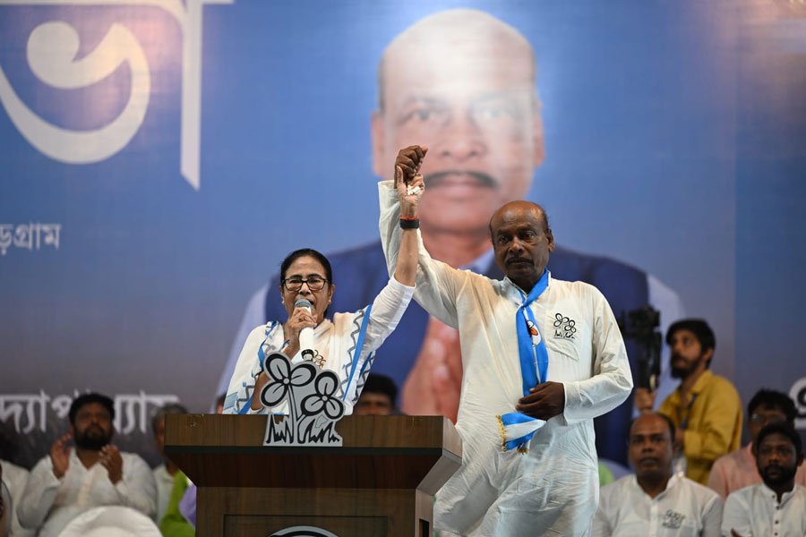 মঞ্চে চপ্পল ছিঁড়ল মুখ্যমন্ত্রীর, সেফটিপিন লাগিয়ে জুড়লেন নাচ - West Bengal News 24 মঞ্চে চপ্পল ছিঁড়ল মুখ্যমন্ত্রীর, সেফটিপিন লাগিয়ে জুড়লেন নাচ - West Bengal News 24