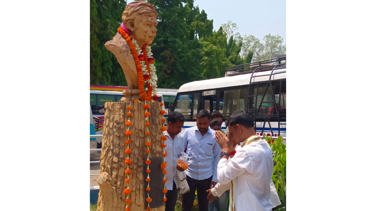 জন্মদিবসে অলচিকি লিপির স্রষ্টা পণ্ডিত রঘুনাথ মুর্মুকে শ্রদ্ধা জানালেন বিজেপি প্রার্থী - West Bengal News 24
