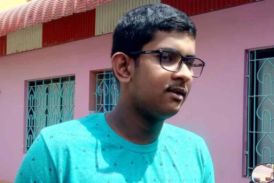 পার্টির দেওয়া সামান্য ভাতাতেই চলে সংসার! মাধ্যমিকে থার্ড সিপিএমের হোলটাইমারের ছেলে - West Bengal News 24