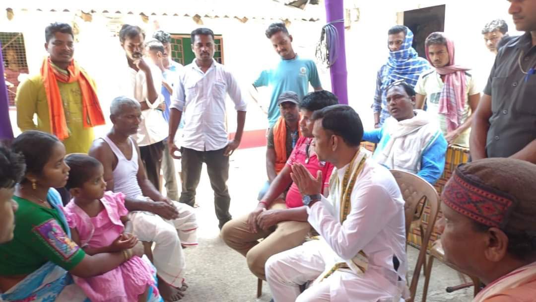 ভোট সন্ত্রাসে শহিদ নেতার বাড়িতে বিজেপি প্রার্থী, দিলেন পাশে থাকার আশ্বাস - West Bengal News 24
