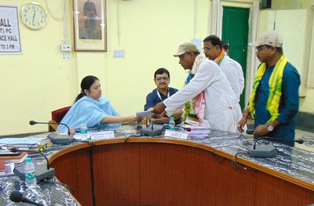 ঝাড়গ্রামে বিজেপিকে টেক্কা দিয়ে মনোনয়নের শোভাযাত্রায় বেশি জমায়েতের দাবি করল তৃণমূল - West Bengal News 24