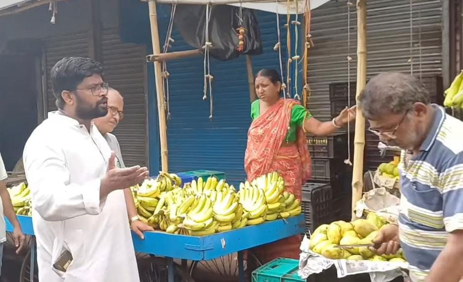 ব্যবসা করুন, তবে রাস্তা জবরদখল করে নয়, পথে নেমে ব্যবসায়ী ও হকারদের উদ্দেশ্যে বার্তা তৃণমূল কাউন্সিলরের - West Bengal News 24 ব্যবসা করুন, তবে রাস্তা জবরদখল করে নয়, পথে নেমে ব্যবসায়ী ও হকারদের উদ্দেশ্যে বার্তা তৃণমূল কাউন্সিলরের - West Bengal News 24