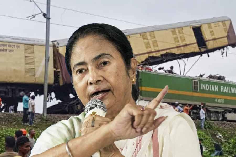 “রেলের ‘সুরক্ষাকবচ’ কোথায় ? রেল অনাথ , যাত্রীদের সুরক্ষা কোথায় ?’’ – প্রশ্ন তুললেন মুখ্যমন্ত্রী - West Bengal News 24