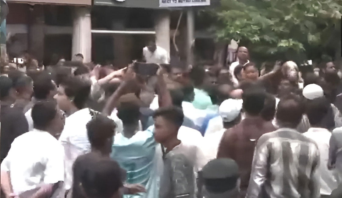 হকারদের সঙ্গে ব্যবসায়ীদের সংঘর্ষে রণক্ষেত্র নিউ মার্কেট! বসানো হল পুলিশ পিকেট - West Bengal News 24