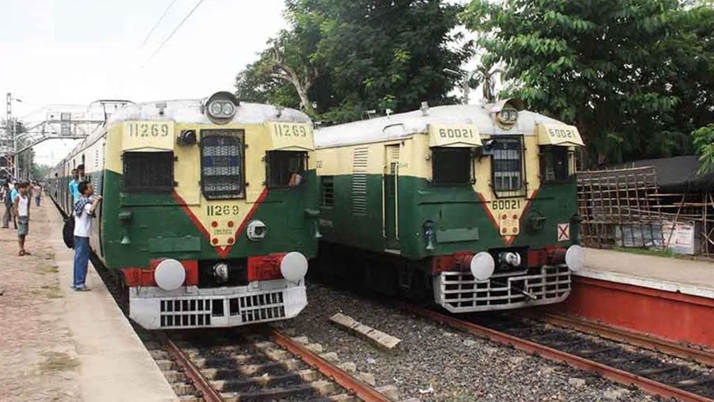 Sealdah Station Upgrade : শিয়ালদা মেন ও উত্তর শাখায় চরম ভোগান্তি, ঝুঁকিপূর্ণ যাতায়াত শনিবারও - West Bengal News 24