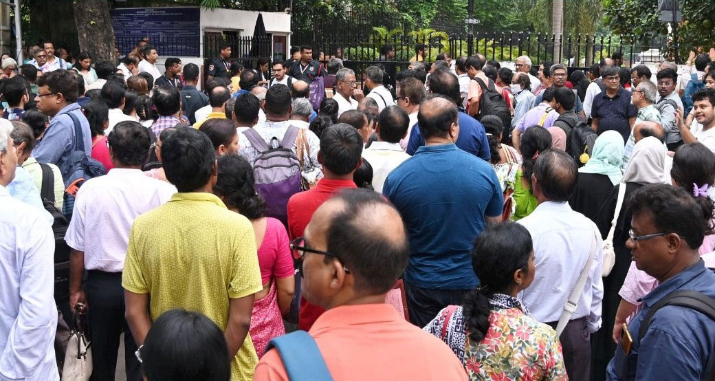 রণক্ষেত্র হাজরা! পুলিশের সঙ্গে হাতাহাতি এসইউসিআই কর্মীদের - West Bengal News 24