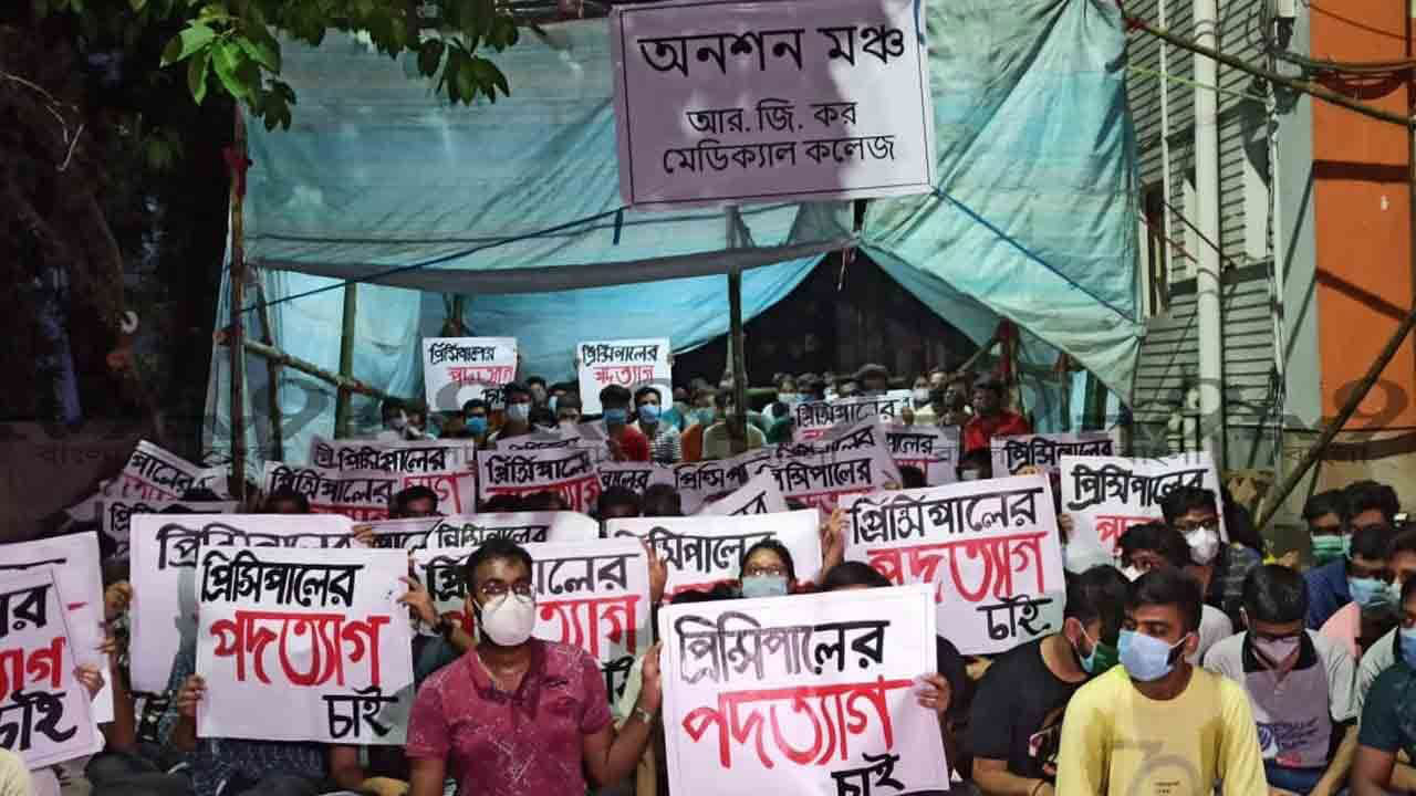 জারি রয়েছে কর্মবিরতি, CCTV ফুটেজ এবং ময়নাতদন্তের রিপোর্ট প্রকাশ্যে আনার দাবি আন্দোলনকারীদের - West Bengal News 24