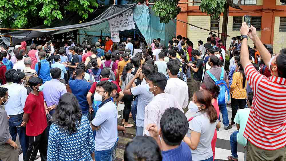 জারি রয়েছে কর্মবিরতি, CCTV ফুটেজ এবং ময়নাতদন্তের রিপোর্ট প্রকাশ্যে আনার দাবি আন্দোলনকারীদের - West Bengal News 24