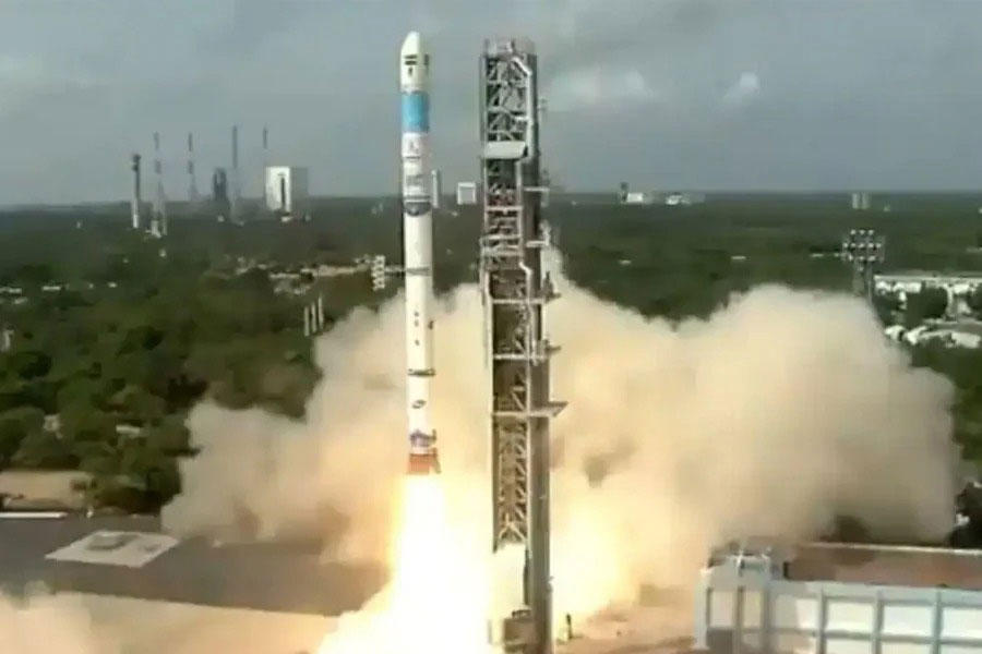 মাত্র ১৩ মিনিট, কম খরচে জোড়া স্যাটেলাইটের সফল উৎক্ষেপণ ইসরোর - West Bengal News 24