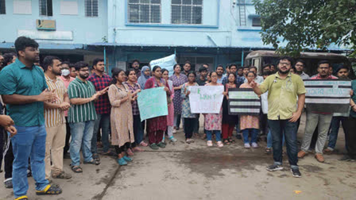 বহু হাসপাতালে কর্মবিরতিতে জুনিয়র ডাক্তাররা, বিশেষ টিম গঠন করল স্বাস্থ্য দফতর - West Bengal News 24