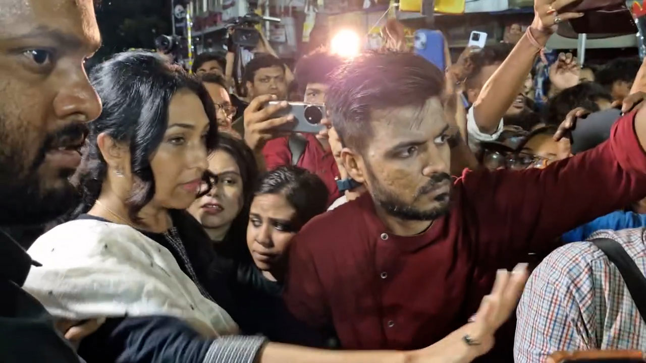 Rituparna Sengupta : শ্যামবাজারে ঋতুপর্ণা সেনগুপ্তকে গো-ব্যাক স্লোগান প্রতিবাদীদের, ফিরে গেলেন অভিনেত্রী - West Bengal News 24