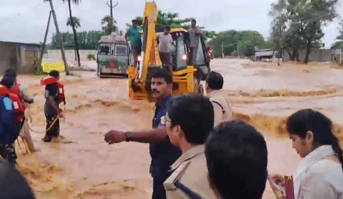 অন্ধ্রপ্রদেশ ও তেলেঙ্গানায় ভয়াবহ বন্যা, ৩৫ জনের মৃত্যু - West Bengal News 24